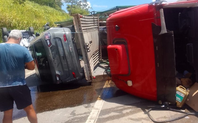 Caminhão cegonha carregado de carros da marca Jeep tomba e interdita rodovia em Alagoas
