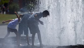 Onda de calor na Europa já deixa ao menos oito mortos; escolas fecham e Torre Eiffel é interditada