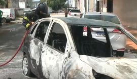 Incêndio em carro chama atenção de moradores e pedestres no bairro de Jaraguá