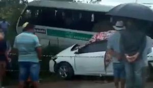 Acidente entre micro-ônibus e carro deixa uma mulher morta e quatro feridos
