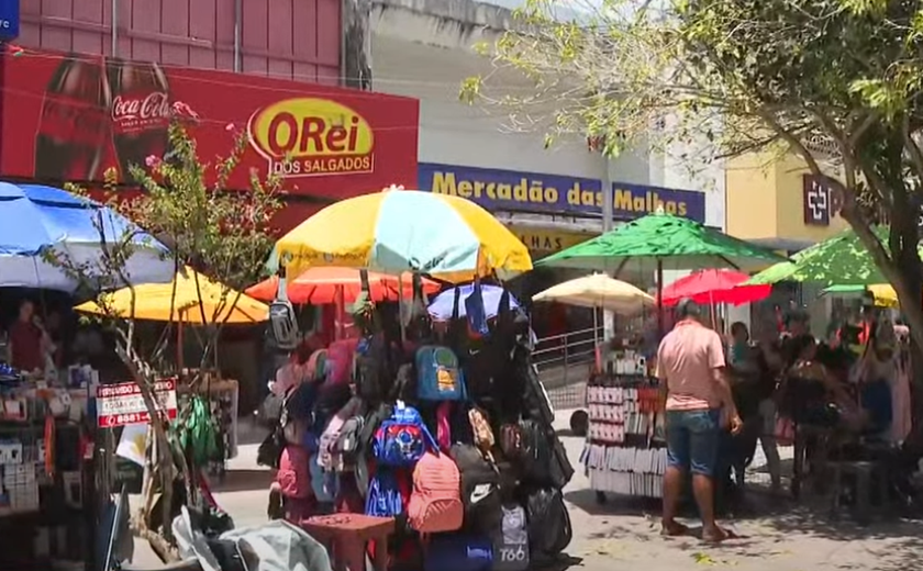 Ambulantes desocupam Praça dos Palmares após anúncio de novo complexo administrativo em Maceió