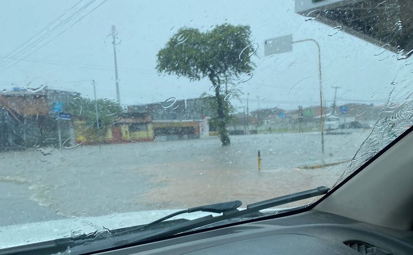 Vídeo: chuva deixa transtornos em bairros de Maceió