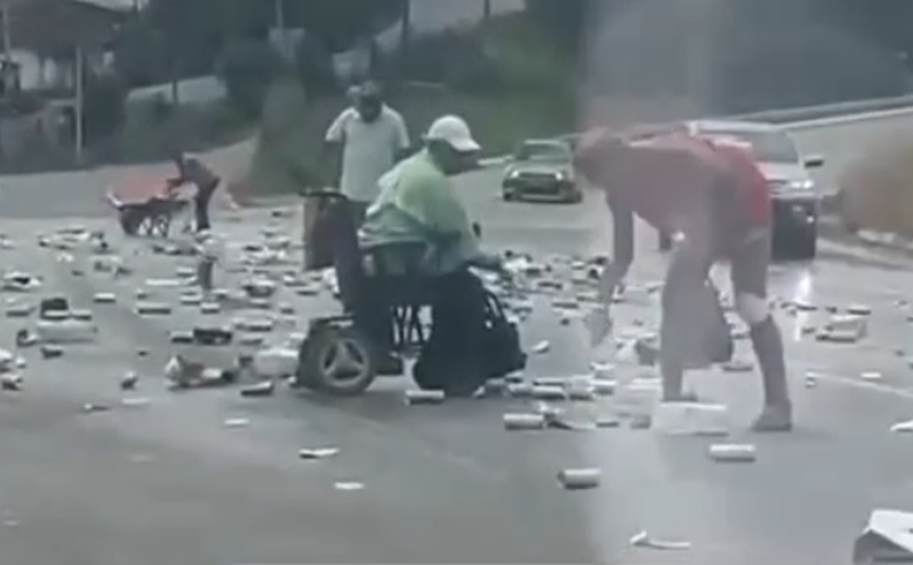 Carga de cerveja se desprende de caminhão e se espalhada na BR-101 em Messias