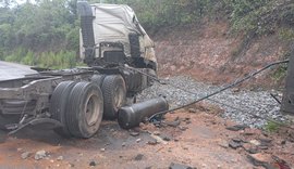 Motorista perde controle de carreta, bate em barreira e morre