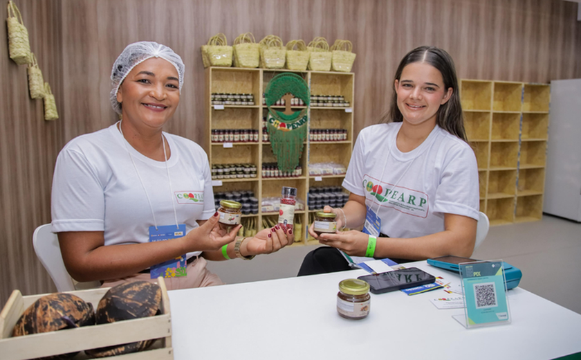 Mulheres extrativistas de Alagoas trazem a força da pimenta rosa para o Salão do Turismo