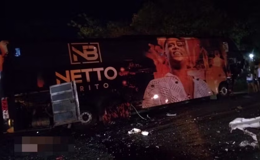 Três pessoas morrem após batida com ônibus que levava banda do cantor Netto Brito na Bahia
