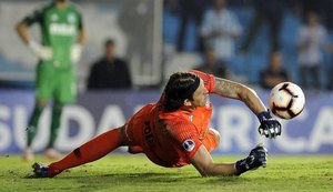 Cássio pega dois pênaltis, Love decide e Corinthians elimina Racing na Argentina