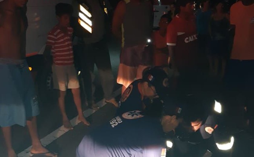 Acidente entre moto e bicicleta na Barra de São Miguel deixa vítimas em estado grave
