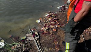 Corpo de motorista de carreta que ficou com cabine submersa em açude é resgatado