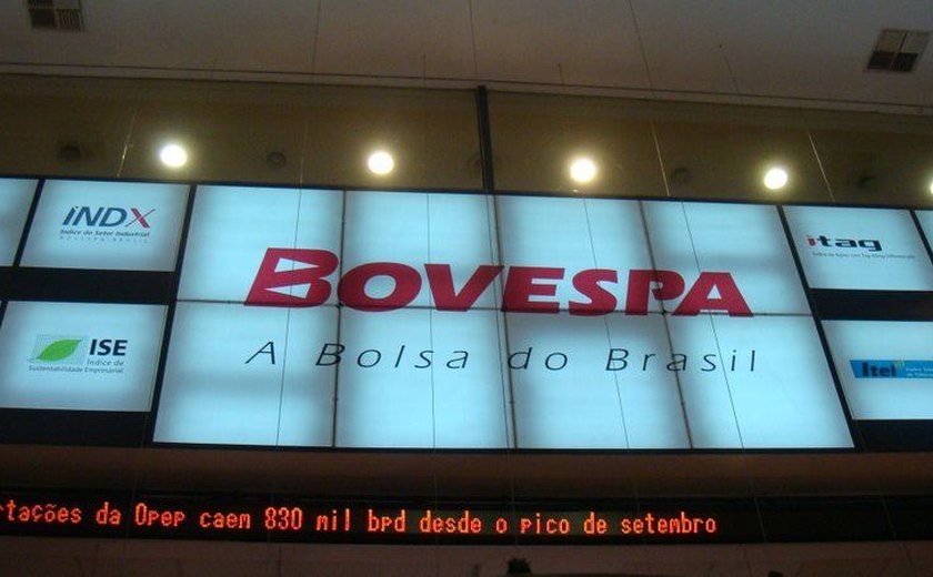 Ibovespa fecha em queda nesta quarta pressionado por Petrobras