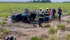 Carro capota e deixa seis pessoas feridas na AL-104