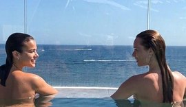 Mariana Ximenes e Bruna Marquezine posam de topless em piscina