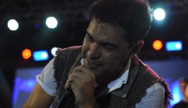 Fã se revolta e destrói discos após Zezé Di Camargo apoiar Bolsonaro: veja vídeo