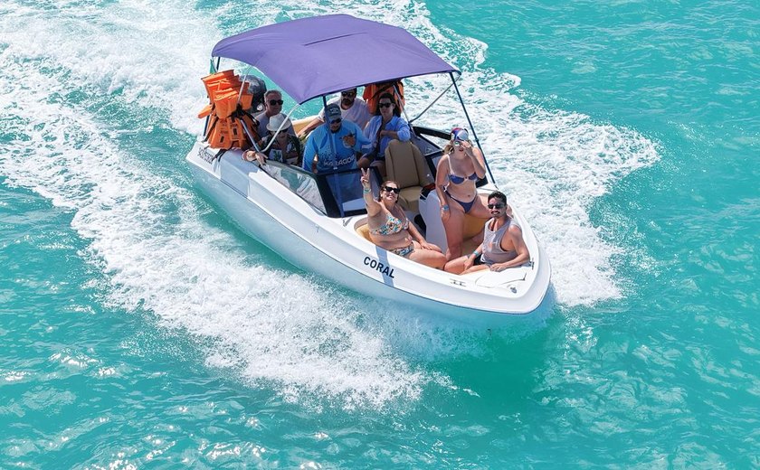 Empresa de turismóloga faz sucesso com passeios de lancha de luxo em Maragogi