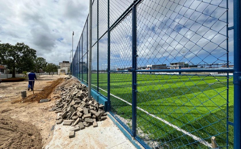 Comunidade do Alto da Alegria ganha espaço de lazer com areninha