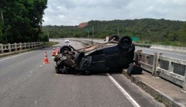 Motorista bate carro em cabeceira de ponte após cochilar e perder controle do veículo