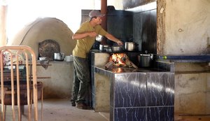 Preço do gás e desemprego elevam uso da lenha para cozinhar no Brasil