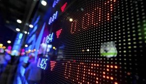 Ibovespa fecha em queda com Wall St, mas bancos limitam perda