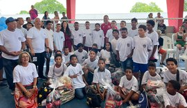Capitão do Penta, Cafu, distribui alimentos no interior de Alagoas