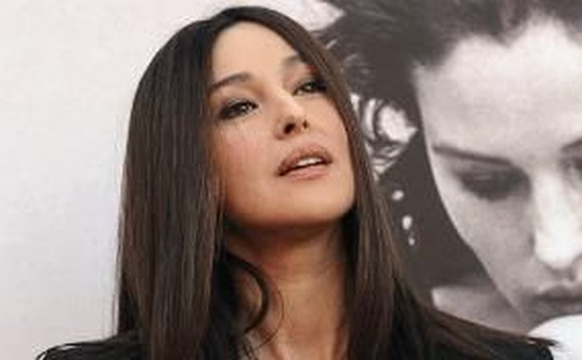 Monica Bellucci entrega: 'Ainda bem que existem os retoques!'