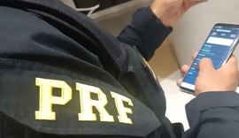 PRF prende duas pessoas por entregar veículo a pessoa não habilitada