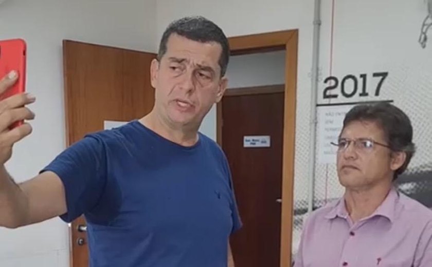 Vídeo: Ex-prefeito é desmoralizado ao ir para Delegacia se desculpar de acusações falsas e disse que correu para não apanhar da mãe do prefeito