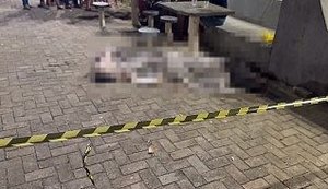 Suspeitos chegam de moto, pedem para pessoas se afastrem e matam homem em praça pública