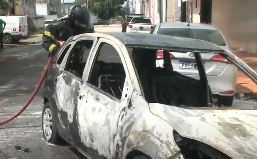 Incêndio em carro chama atenção de moradores e pedestres no bairro de Jaraguá