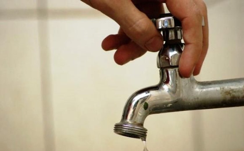 Casal trabalha para normalizar abastecimento de água em Anadia e Maribondo 