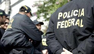 Bolsonaro quer tirar 1,7 bilhão de reais de programas sociais para reajustar salários de policiais federais