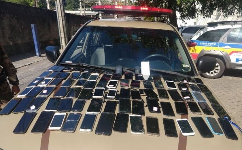 Polícia prende quatro suspeitos com 88 celulares