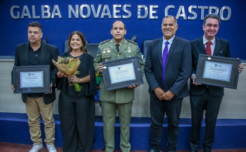 Câmara entrega comendas a escolas e faz homenagem a empresário de Maceió