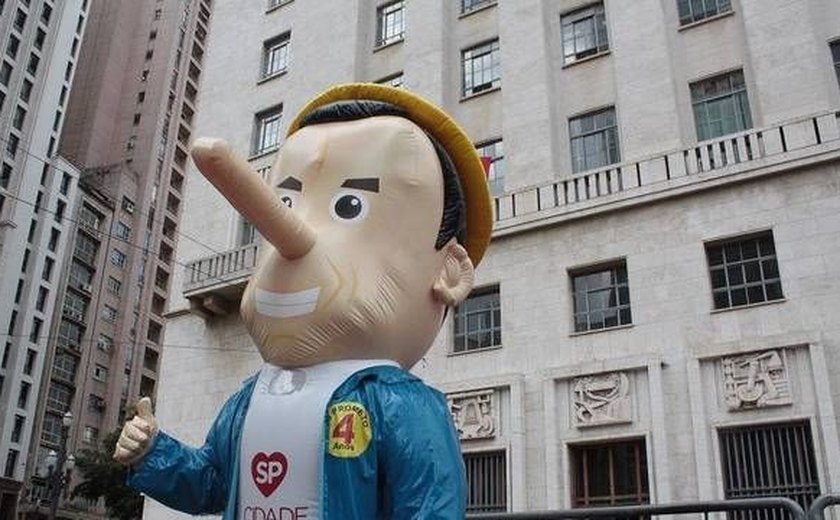 'Dorióquio': manifestantes levam boneco de João Doria na prefeitura