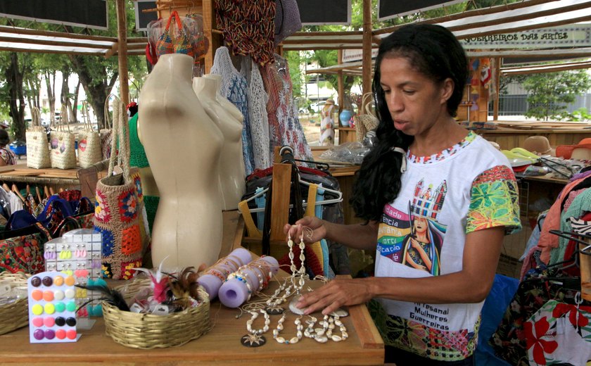 Artesãs ganham estrutura na Praça Lions após 18 anos