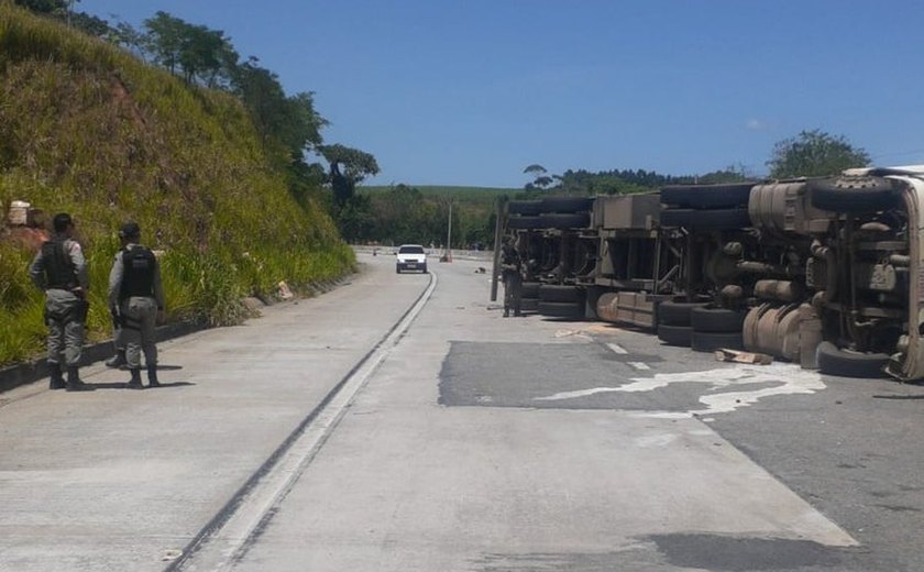 Após tombamento de carreta, motorista morre em Messias