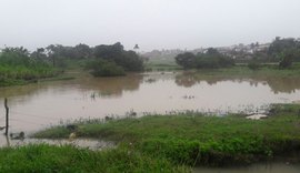 Rio Comandatuba transborda em Porto Calvo e alerta continua para 14 municípios