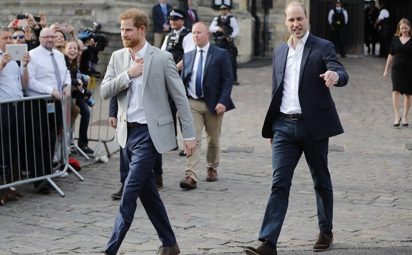 Príncipes William e Harry trocam mensagens após conflito de um ano