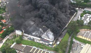 Incêndio de grandes proporções atinge galpão no município de Osasco-SP