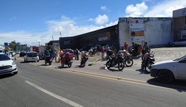 Três pessoas ficam feridas em acidente entre duas motos e um pedestre no Barro Duro