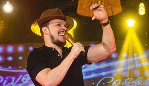 Cantor Thiago Costa passa por cirurgia após ser atropelado por lancha
