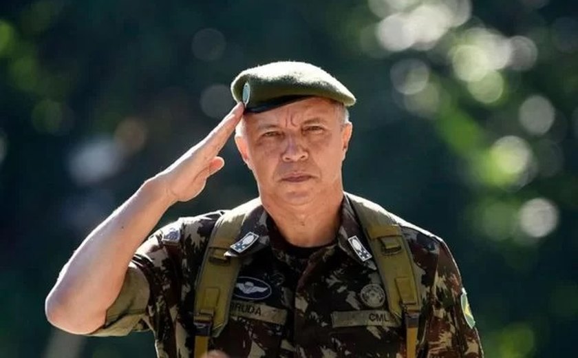 Bolsonaro nomeia comandante do Exército escolhido por Lula