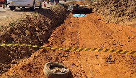 Carro capota, sai da pista e vai parar no canteiro em trecho da BR-101