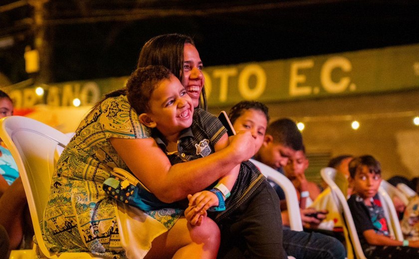 Cine Massa é sucesso em Ipioca e encanta crianças com filme a céu aberto e sorteio de prêmios