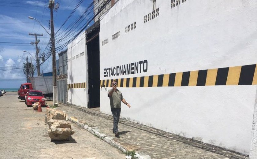 Estacionamento que impedia veículos de parar na rua é interditado em Maceió