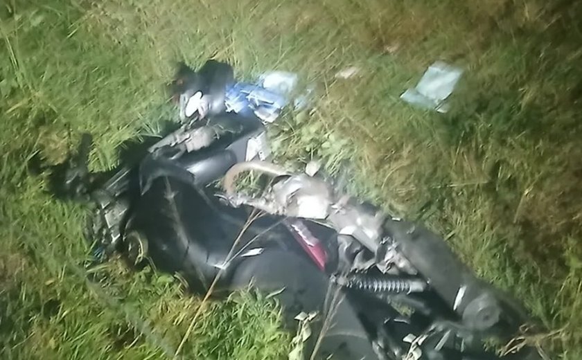 Acidente deixa passageiro morto e motociclista ferido na AL-487
