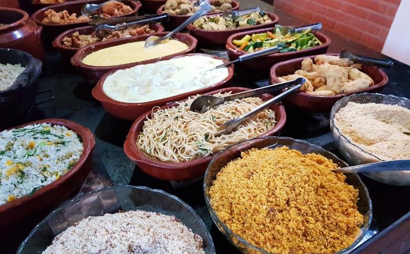 No acumulado de 12 meses, inflação nos bares e restaurantes supera índice geral, mas repasse ainda é parcial