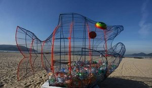 Peixe gigante de metal vai engolir toneladas de garrafas recicláveis