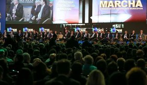 'Prefeitos estão desconfiados com Temer', diz presidente da AMA