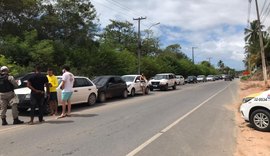 Motorista não freia a tempo e causa engavetamento de quatro veículos em Guaxuma