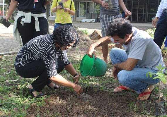 Plantio de mudas integra atividades em recepção aos calouros na Ufal